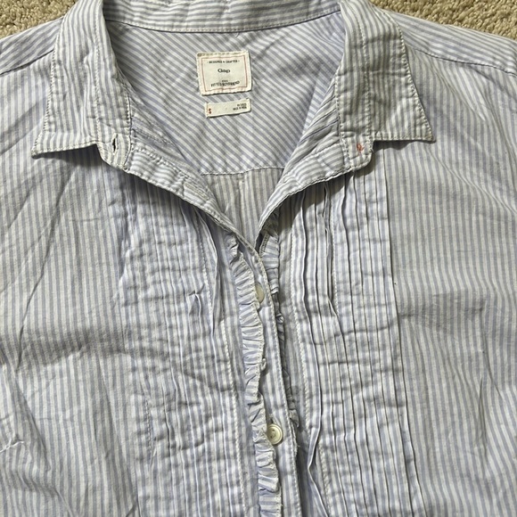 Women’s GAP blue and white striped button up shirt. Size S - Picture 4 of 4
